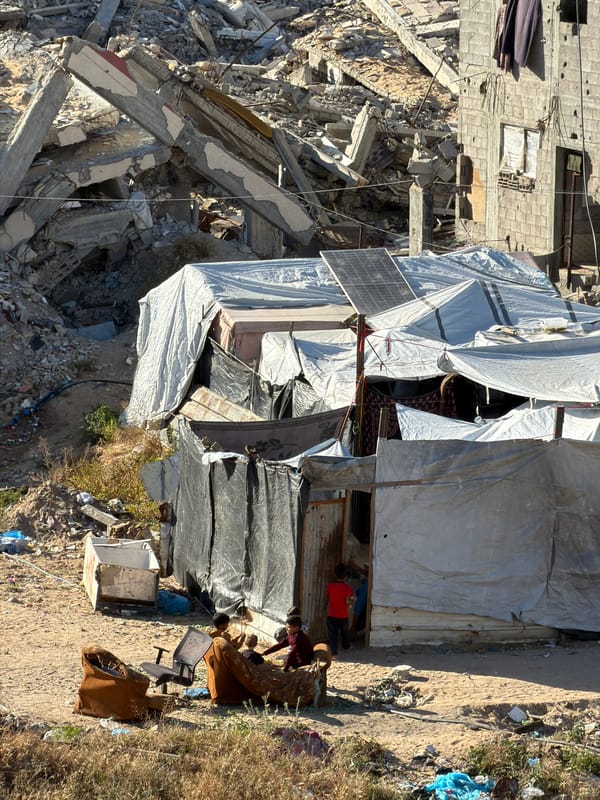 Destruction and resilience captured in Jabalia during brief afternoon period