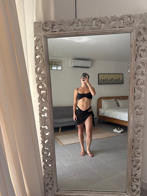 Balinese bedroom details: decor, linens, and a beachwear look