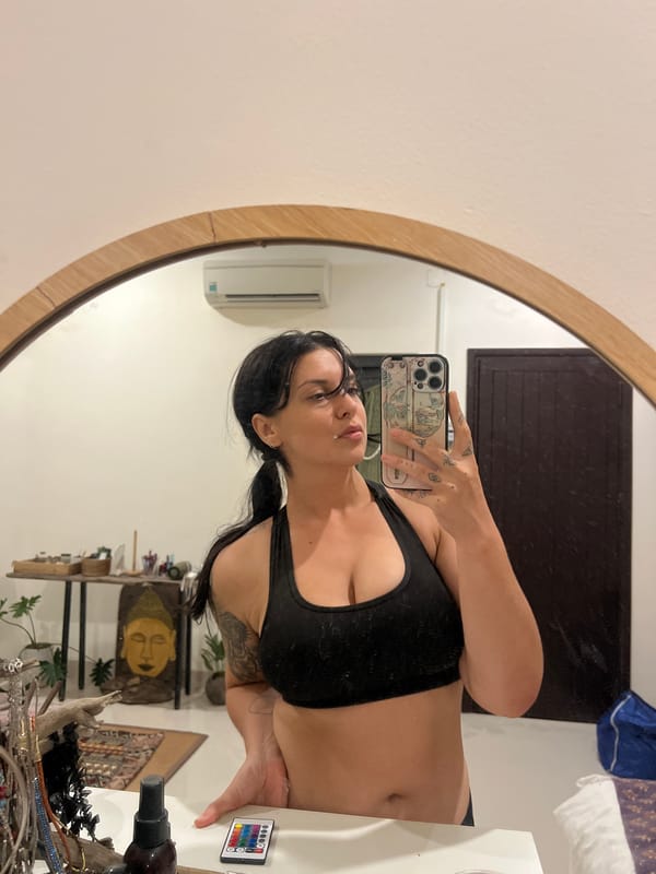 Mirror selfie moment in a Đà Nẵng bedroom
