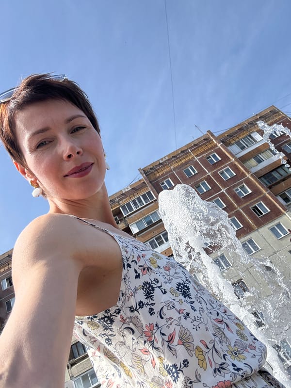 Summer afternoon at a Kemerovo fountain plaza