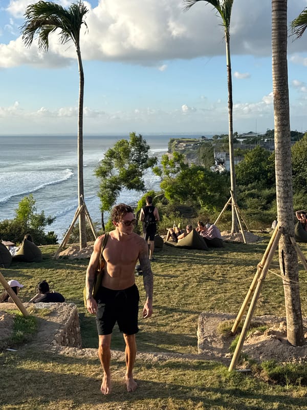 Cliffside hangout spot in Kuta Selatan, Bali draws a crowd