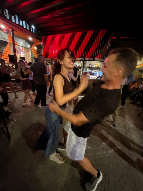 Evening dance gatherings observed at multiple Đà Nẵng bars