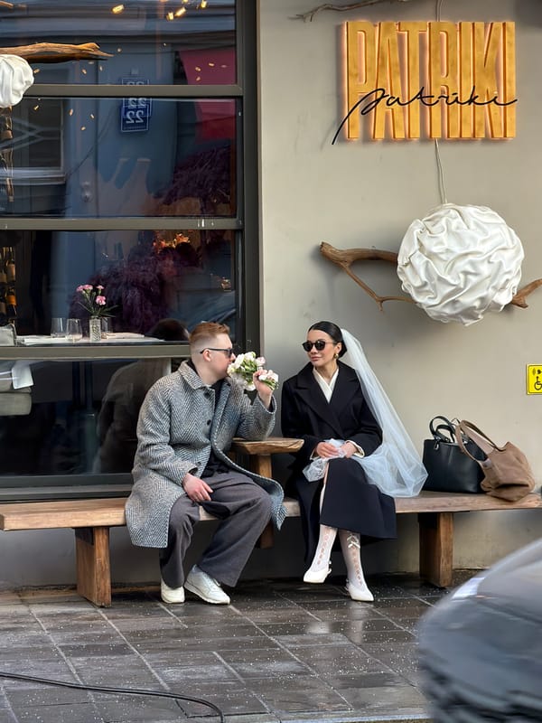 Moscow residents enjoy sunny afternoon in city center cafes