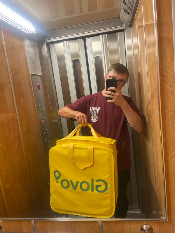 Elevator mirror selfie with a food delivery bag in Bolesławiec