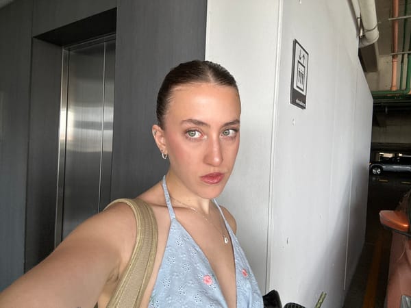 Woman takes elevator selfies in Huixquilucan building