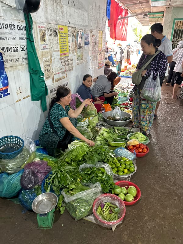 Market vendors, street food, and construction activity in Mũi Né