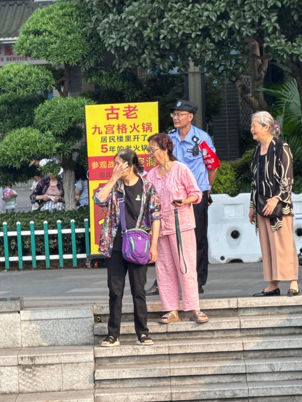 Morning street life scenes captured across Yuzhong District