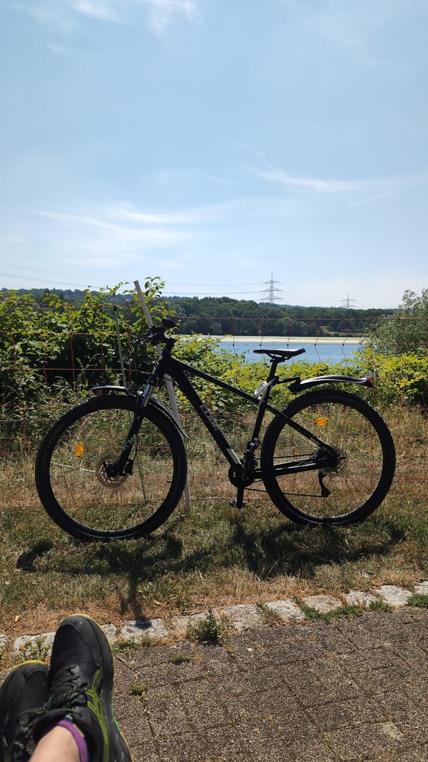 Lakeside stop in Bochum with a parked bike and open water views