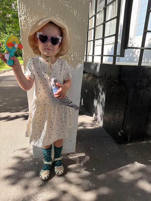 Child in polka dot dress spotted in Moscow