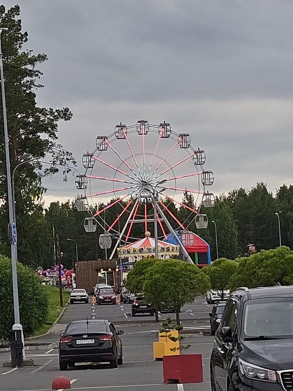 Ferris wheels, street murals, and urban details in one afternoon