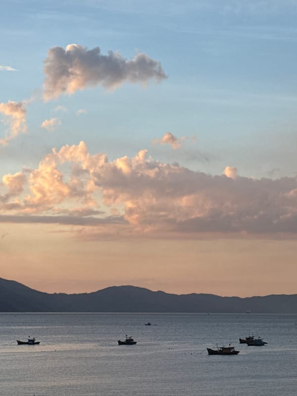 Sunset, street food, coastal scenes captured in Đà Nẵng