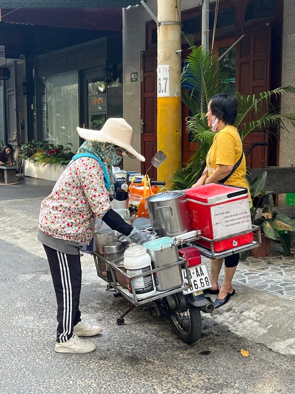 Morning street life documented across Đà Nẵng cafes and vendors