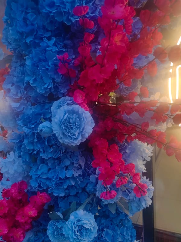 Floral display with hydrangeas spotted in Mytishchi storefront