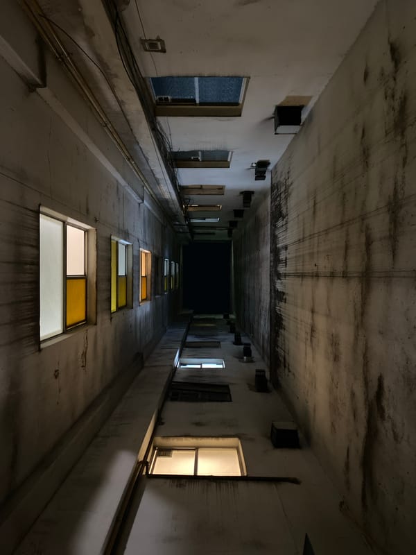 Concrete corridor photographed from below in Buenos Aires