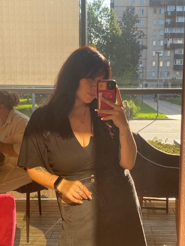 Afternoon café stop in Saint Petersburg, drinks and selfies