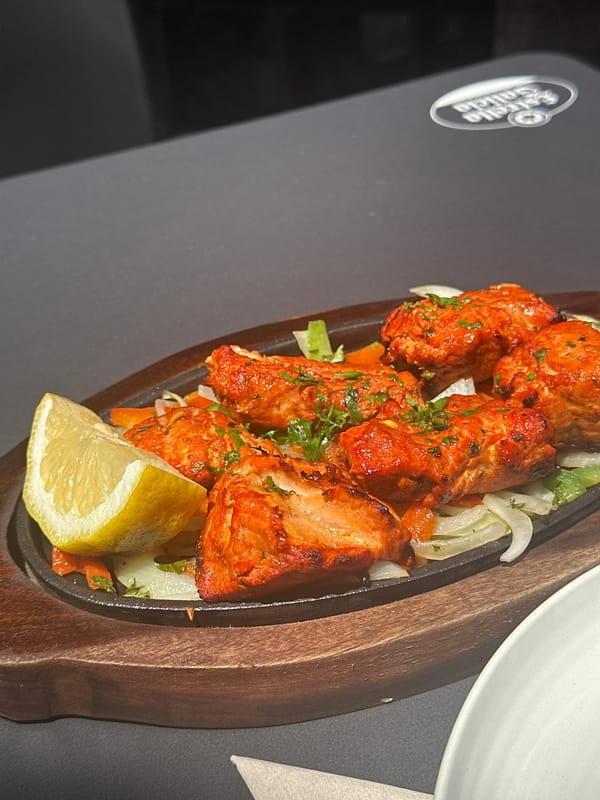 Tandoori chicken served on sizzling platter in Gijón restaurant