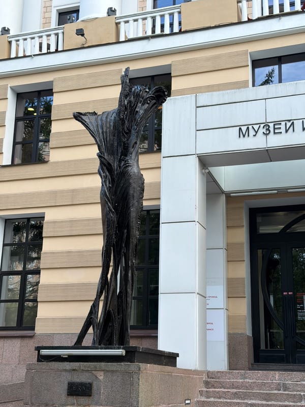 Gallery sculptures and a cafe, all in one afternoon.