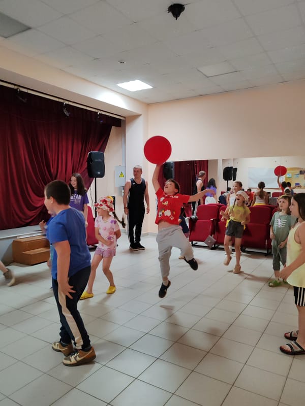 Kids' event in Chukhloma: dancing, games, and crafts