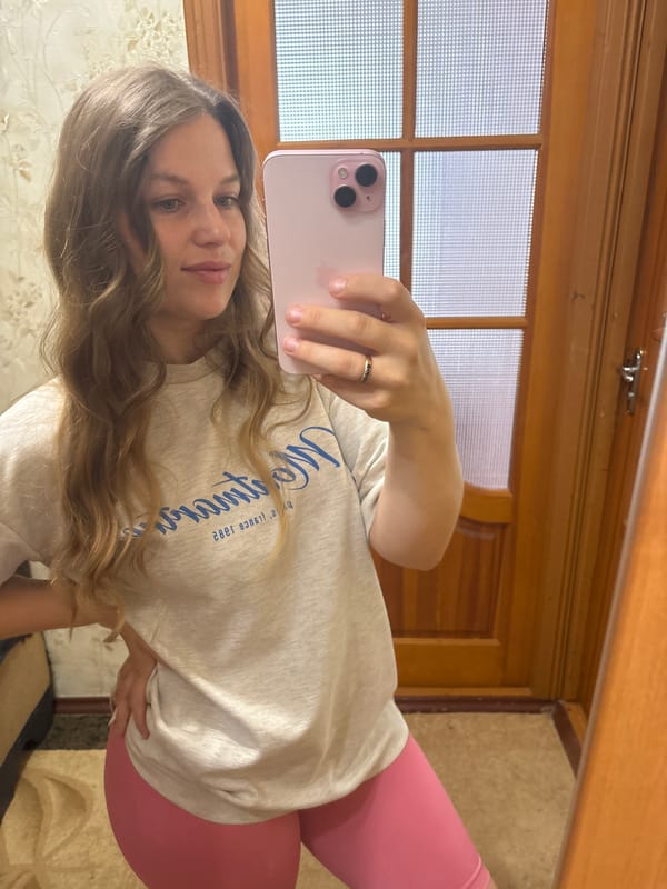 Back-to-back mirror selfies from an indoor spot in Kropyvnytskyi
