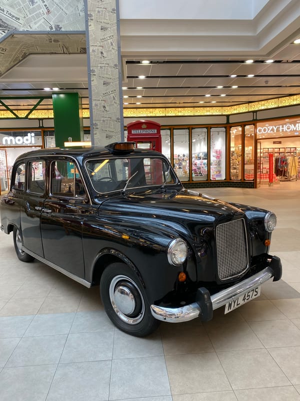 British-themed mall display draws visitors in Saint Petersburg