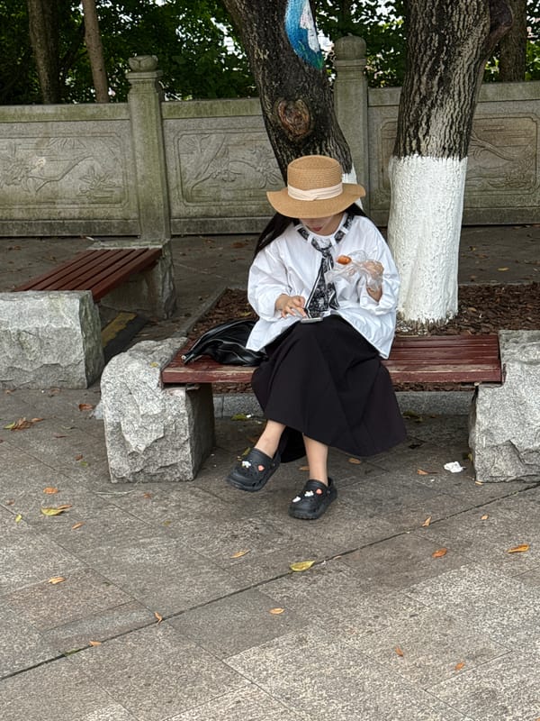 Visitors gather at traditional Chinese park in Chongqing
