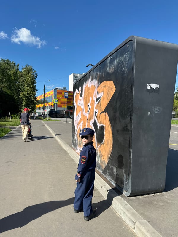 Ordinary afternoon on the streets of western Moscow