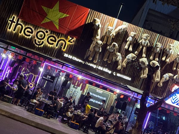 Evening street life documented across Đà Nẵng, Vietnam