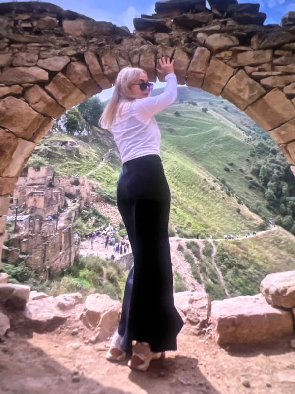 Woman documents mountain adventure in ten photos over three minutes
