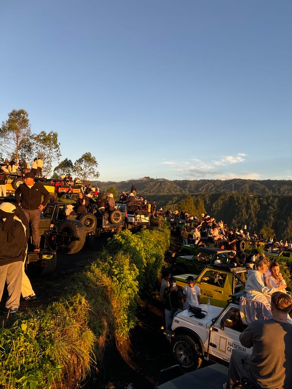 Tourist jeeps gather for sunrise viewing in Kintamani