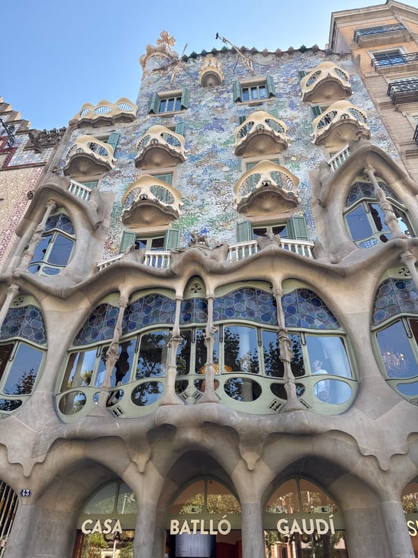 Afternoon architecture walk through Barcelona's Eixample district
