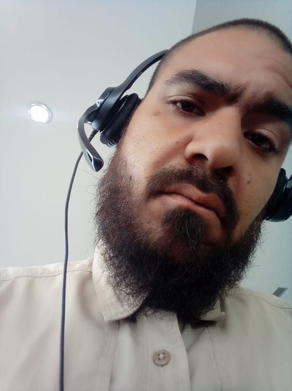 Man with headphones photographed indoors in Guatire, Venezuela