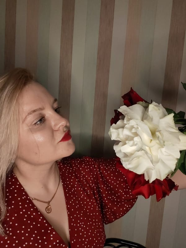 Woman poses with rose bouquet in Izhevsk portrait session