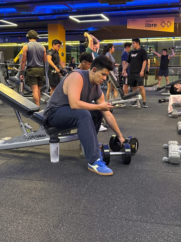 Late-night session at a Smart Fit gym in San Isidro