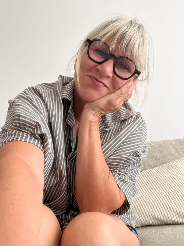 Relaxed morning in a Cannes apartment, mirror selfie and couch shots