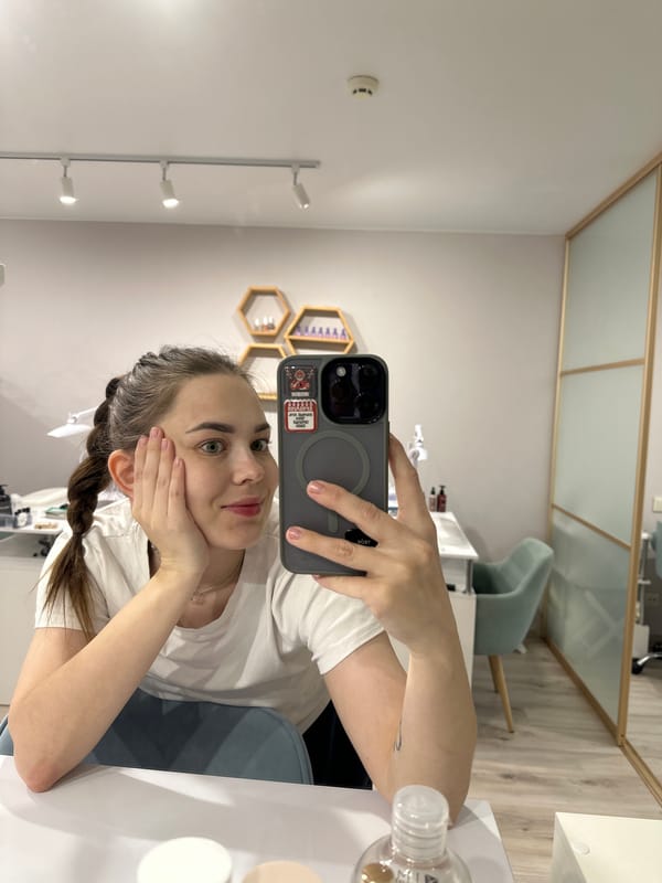 Early morning scenes captured in Perm: salon selfie, construction site