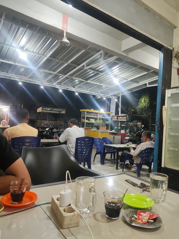 Afternoon dining scene captured at Lhokseumawe cafe