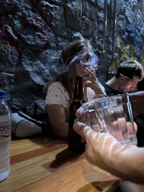 Late-night live music gathering draws dancers at São Paulo venue