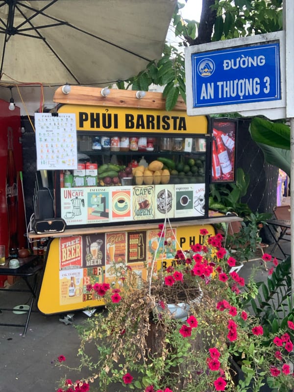 Coffee cart operates on busy Đà Nẵng street