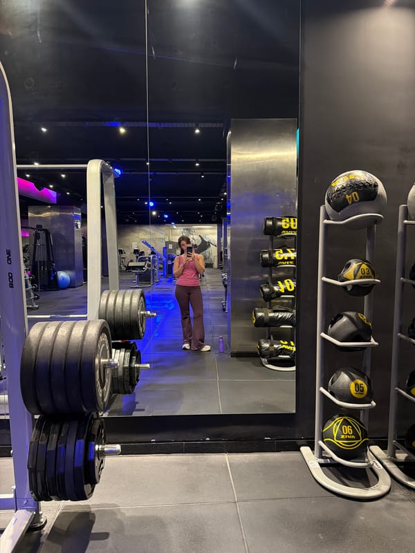 Woman takes mirror selfie at Buenos Aires gym