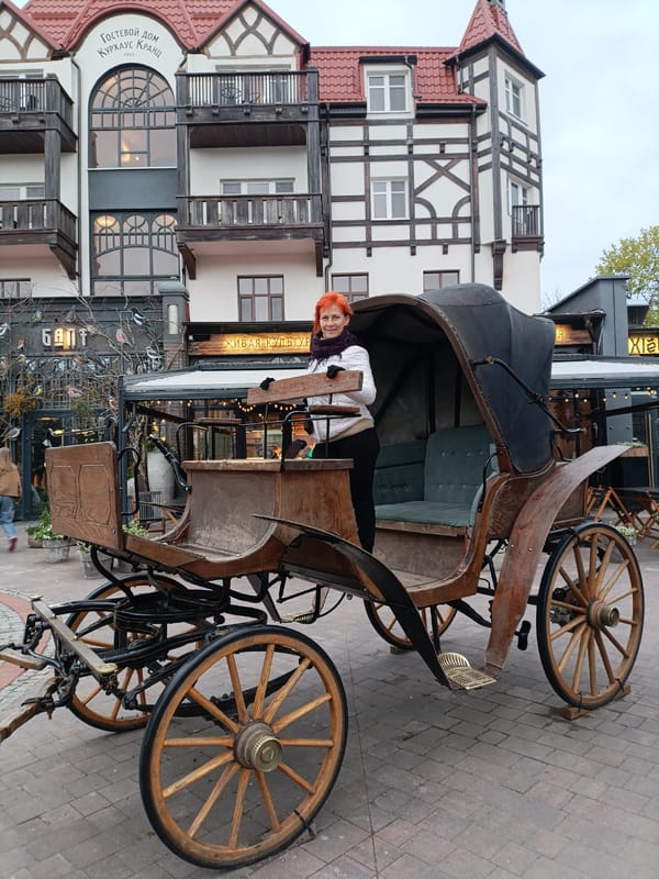 Woman tours Zelenogradsk attractions during evening hours