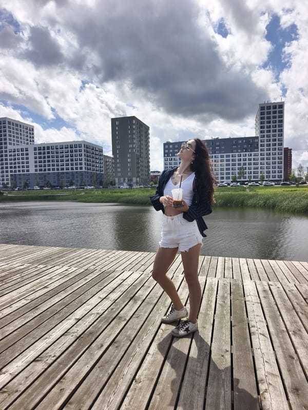 Morning stroll along Tyumen waterfront captured in 26 sequential moments
