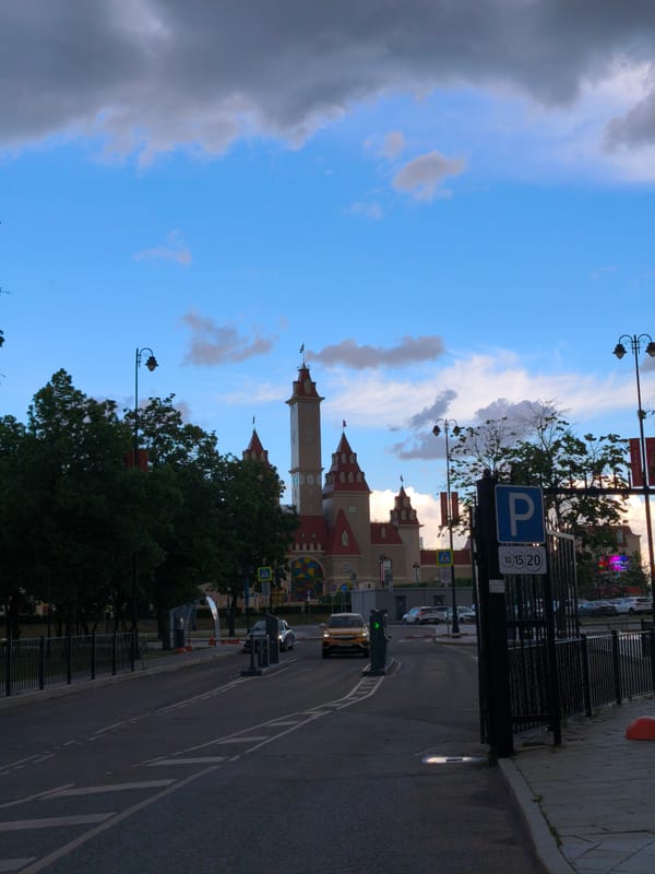 Afternoon rain showers documented across Moscow neighborhoods and highways