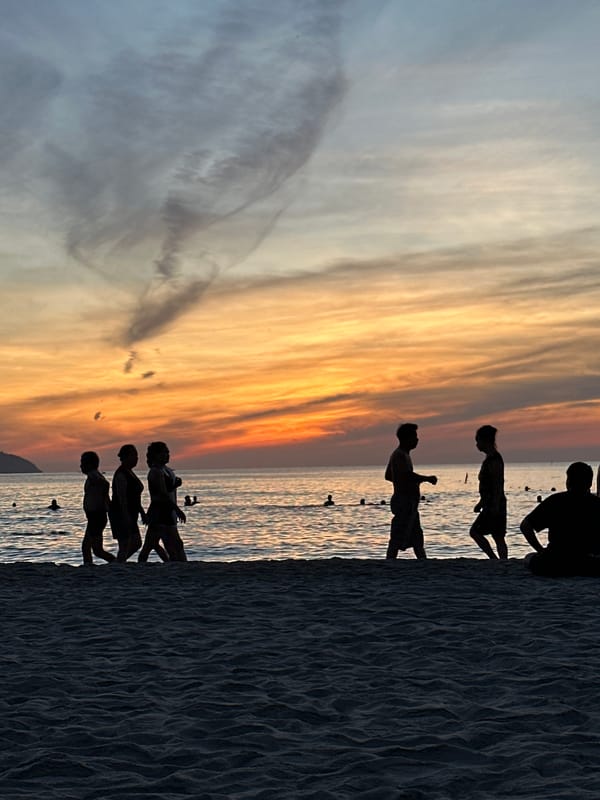 Sunset crowd along My Khe Beach, Đà Nẵng