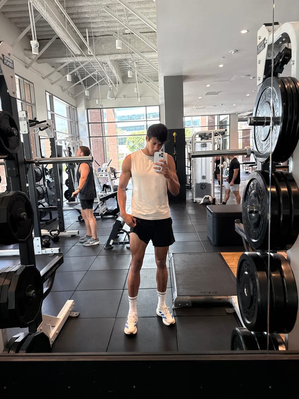 Man records gym mirror selfie in Los Angeles
