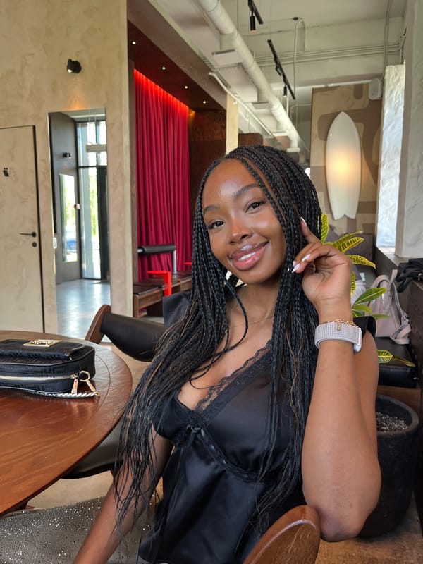 Woman poses for photos at Kazan cafe over 50 minutes