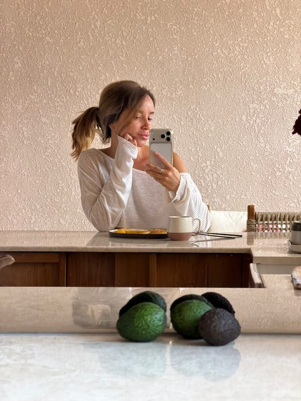 Woman documents breakfast routine with selfies in Mengwi home