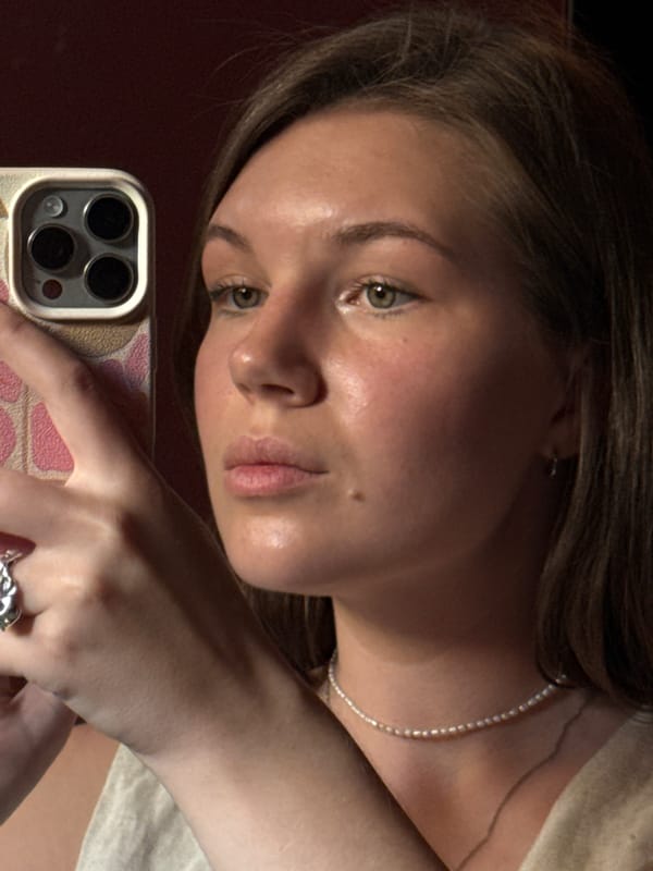 Woman spends afternoon working at Belgrade cafés, takes selfies