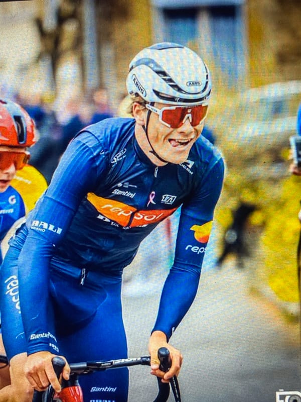Cyclist in racing gear spotted riding through Lommedalen streets