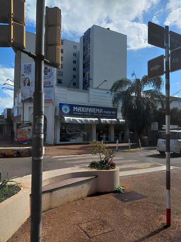 Street scenes and a police stop in downtown Encarnación