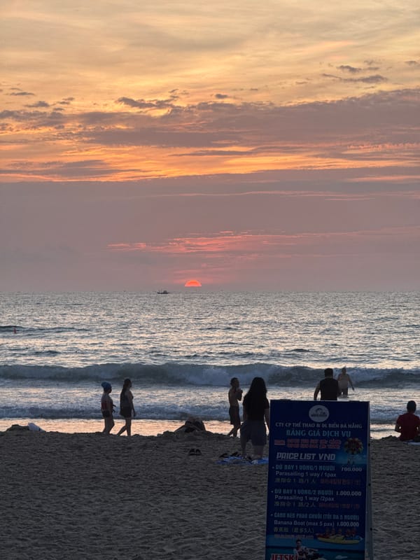 Sunset beach scene captured in Đà Nẵng, Vietnam